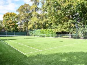 a tennis court with a net on top of it at Hotel Mercure Château de Fontainebleau in Fontainebleau +149 photos