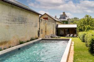 a swimming pool in the yard of a house at Gîte du château d'Hodebert in Saint-Paterne-Racan