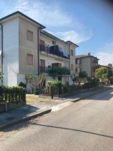 ein Wohnhaus an der Straßenseite in der Unterkunft Volano in Lido di Volano