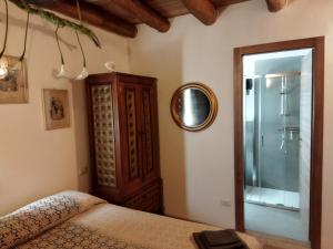 a bedroom with a bed and a mirror at Ca' Merla affittacamere in Morbegno