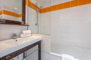 a bathroom with a sink and a bath tub at Résidence Pierre & Vacances Inter-Résidences in Tignes
