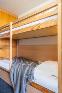 a bunk bed room with two bunk beds at Résidence Pierre & Vacances Inter-Résidences in Tignes