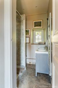 a bathroom with a sink and a shower at Gîte du château d'Hodebert in Saint-Paterne-Racan +28 photos