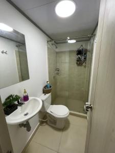 a bathroom with a toilet and a sink and a shower at Ciudad Guabinas in Yumbo
