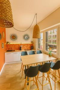 a kitchen and dining room with a wooden table and chairs at Coeur du centre ville, haut prestation climatisation et Parking gratuit in Troyes