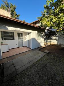 a white house with a patio at casa top proximo Fenac NH in Novo Hamburgo