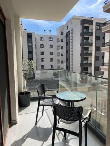 a balcony with two chairs and a table on a balcony at Bluvera in Šušanj
