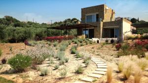 a garden with rocks and plants in front of a house at Villa Zeno in Tragána