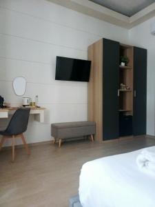 a room with a bed and a desk and a television at La Siesta 5 terre in La Spezia