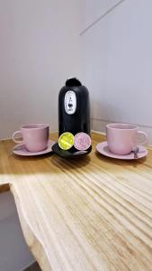 a table with two tea cups and a toaster at La Siesta 5 terre in La Spezia