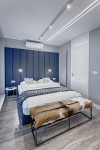 ワルシャワにあるDzielna 72 Central Apartmentsの青い壁のベッドルーム1室(大型ベッド1台付)