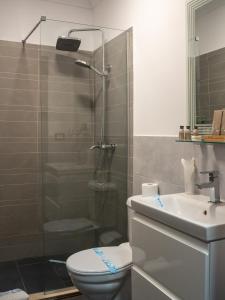 ein Badezimmer mit Dusche, Toilette und Waschbecken in der Unterkunft Hotel Sonmez in Venus + 39 Fotos