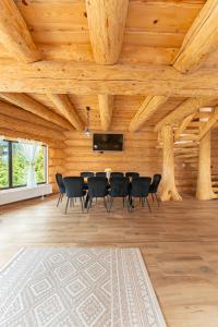 a dining room with wooden ceilings and a table and chairs at Dor De Munte in Mărişel