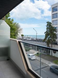 ein Balkon mit Blick auf einen Parkplatz in der Unterkunft Hotel Sonmez in Venus
