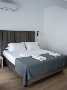 ein großes Bett mit zwei Handtüchern darauf in der Unterkunft Hotel Sonmez in Venus