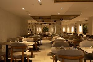 a dining room filled with tables and chairs at Barceló Cairo Pyramids in Cairo