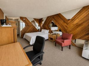 a bedroom with a bed and a desk and a chair at Motel 6 Rawlins, WY in Rawlins +27 photos