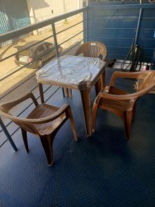 a table and two chairs on a balcony at Hotel e Galeria Vizza in Goiânia