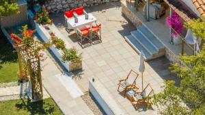 Draufsicht auf eine Terrasse mit Tisch und Stühlen in der Unterkunft Orientem Villa - Sea View Near Zante Town in Argassi