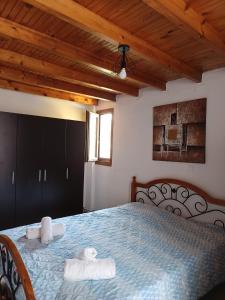 a bedroom with a bed with towels on it at Thalia in Perea