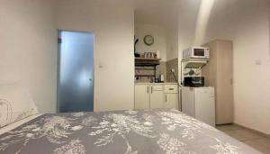 Gallery image of Zimmer 104 by Maya rooms in Neve Zohar