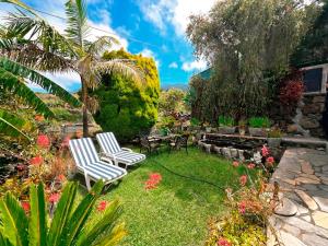 two chairs and a table in a garden at Inés in Tijarafe