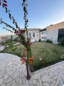 a pole with flowers in front of a house at شاليه إطلالة in Buraydah