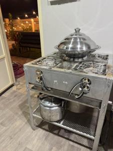 a stove with a pot on top of it at شاليه إطلالة in Buraydah