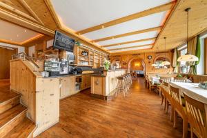 a restaurant with wooden floors and tables and chairs at Gästehaus Restaurant Wiesenheim in Uderns