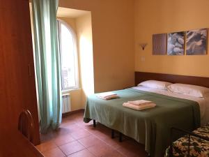 een slaapkamer met twee bedden en een raam bij San Daniele Bundi House in Rome