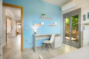 a bedroom with a blue wall with a desk and a chair at Peaceful house in Goúrnes