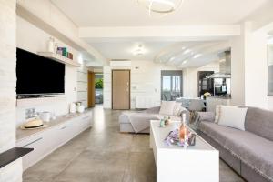 a living room with a couch and a tv at Peaceful house in Goúrnes