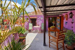 a purple house with a table and some plants at Casitas Manuel in El Paso