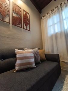 a couch in a living room with a window at Con alma de Paraná, patio y estacionamiento propio in Paraná