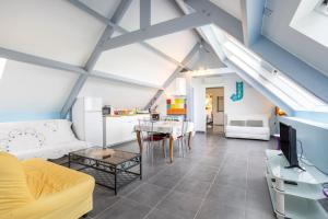 a living room with a couch and a table at Domaine de Kerroux in Bannalec