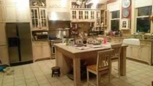 eine Küche mit Tisch, Stühlen und Kühlschrank in der Unterkunft Gloucester House with Sea View in Gloucester