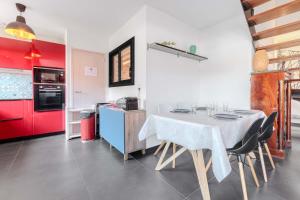 a kitchen and dining room with a table and chairs at Modern townhouse with parking in Toulouse