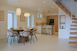 a dining room and kitchen with a table and chairs at Maison VENELL Concarneau - Spa, Balnéo, Sauna & Jardin - Calme en Centre-ville in Concarneau