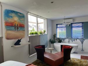 a bathroom with a tub and a table and chairs at Thorn BenB in Thorn