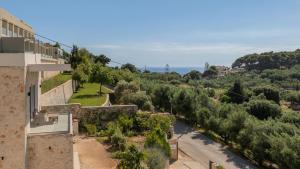 an aerial view of a house with a road and trees at Villa Mimoza Apelati in Keri