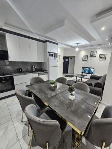 a kitchen and dining room with a table and chairs at Paradise Garden sitesi 3 oda havuzlu eşyalı daire kişi fiyatı değil oda fiyatı in Side