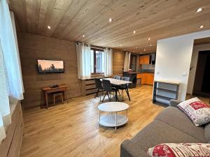 a living room with a couch and a table at CAPRICE 4 - Appartement centre village et proche pistes in La Clusaz