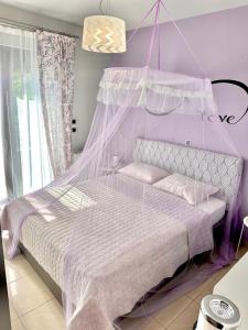 a bedroom with a bed with a canopy at Theros Lux Apartment in Émbonas