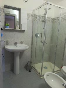 ein Badezimmer mit Waschbecken und Glasdusche in der Unterkunft Da Rita in Gerace + 12 Fotos