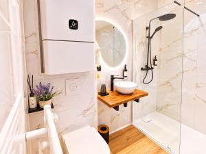 a bathroom with a shower and a sink at MRODBNB - Appart Neuf - Aperçu Mer - 25m Plage & Resto - Ciné - cheminée - Popcorn in Cancale