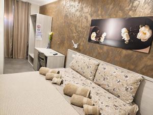 a bedroom with a couch with pillows on a bed at Maria House in Parghelia