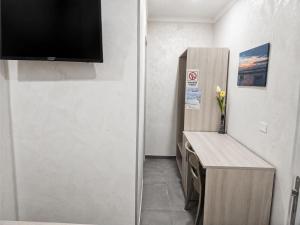 a room with a tv on a wall at Maria House in Parghelia