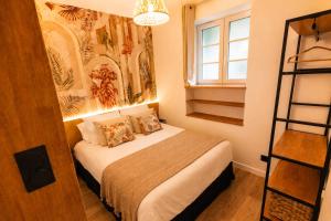 a bedroom with a bed in a room at MRODBNB - Appart Neuf - Aperçu Mer - 25m Plage & Resto - Ciné - cheminée - Popcorn in Cancale