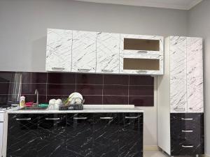 a kitchen with black and white marble counter tops at Hotel Neko in Gonio
