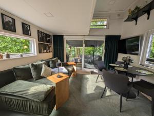 a living room with a couch and a table at Tinyhouse Nelson in Papenburg